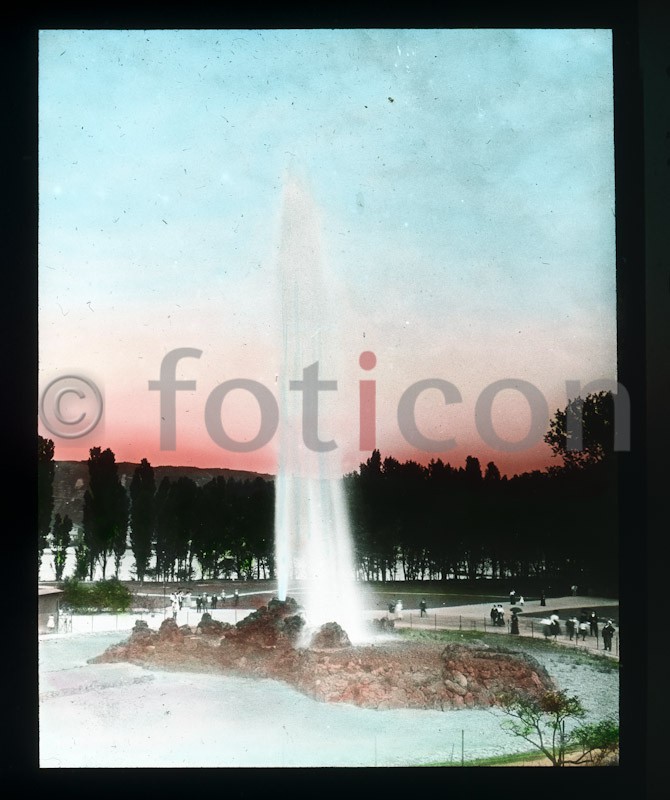 Ein Geysir in Tätigkeit ; A geyser in action - Foto foticon-simon-vulkanismus-359-008.jpg | foticon.de - Bilddatenbank für Motive aus Geschichte und Kultur